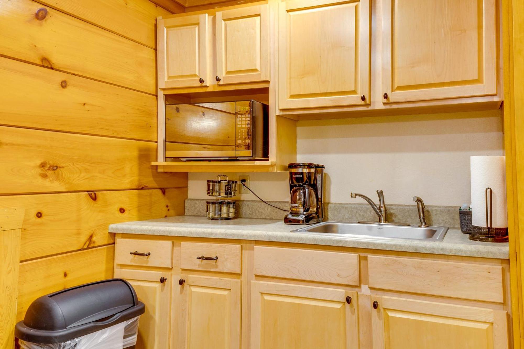 Pigeon Forge Resort Studio Cabin On Dollywood Ln! Exterior photo